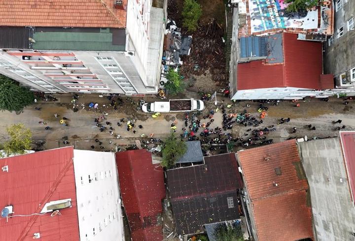 Ayazağa’da sokaklar ve stadyum çamurla doldu; temizlik çalışmaları havadan görüntülendi