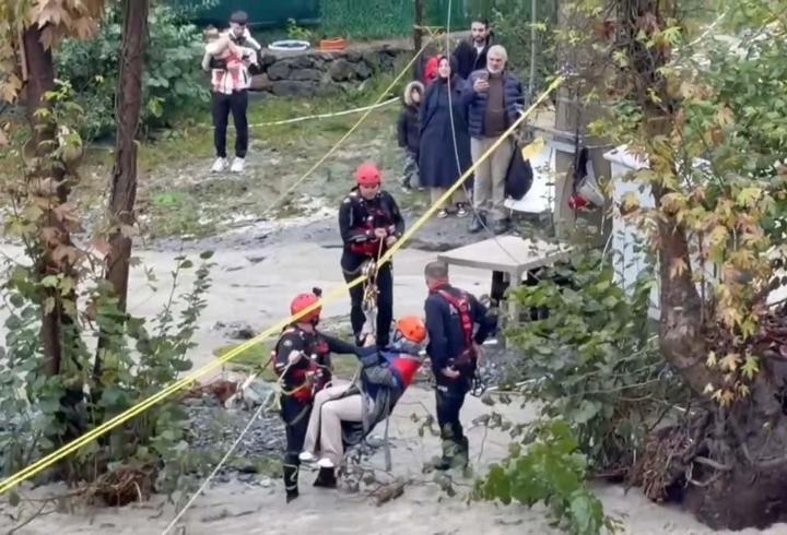 Sapanca'da dere taştı! 2’si çocuk 8 kişi AFAD tarafından kurtarıldı