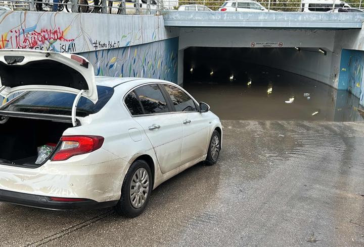 Adana’da sağanak hayatı felç etti: Alt geçitte mahsur kalan aile kurtarıldı