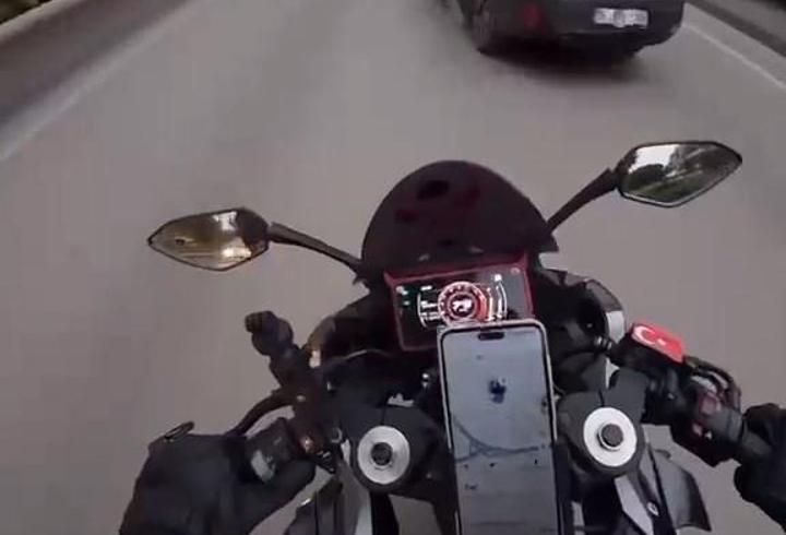 Şerit değiştiren araçtan motosikletiyle kaçarken başka otomobile çarptı