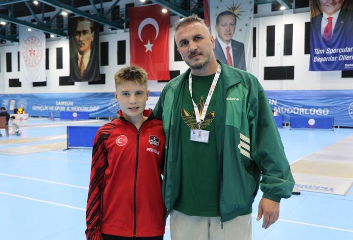 Dayısının yönlendirmesiyle başladığı eskrimde Türkiye şampiyonu oldu