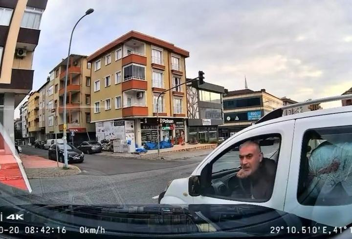 Ümraniye’de trafikte yol verme tartışması; 'Arabanı parçalarım senin'