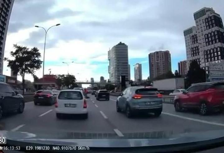 Kartal’da emniyet şeridine girmek için otomobilin plakasını söktüler