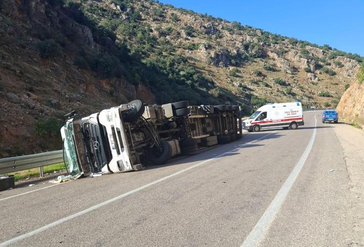 Kilis'te devrilen TIR'ın sürücüsü yaralandı