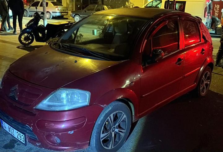 2 araca çarpan sürücü otomobilini bırakıp kaçtı; 1 yaralı