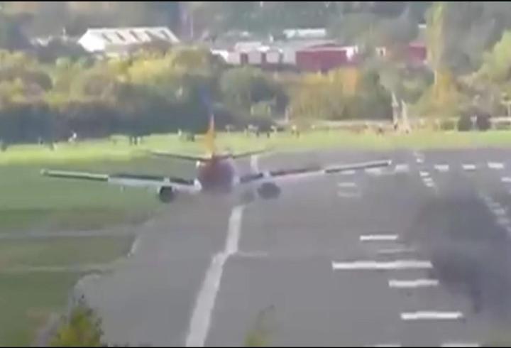 İngiltere'de korku dolu anlar! Uçak pistten çıktı