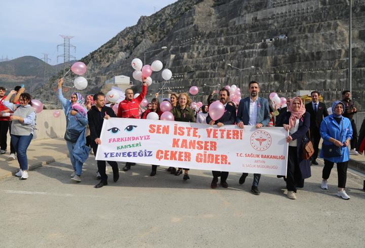 Deriner Barajı'nda 'meme kanserinde erken tanı' mesajı