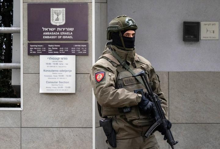 Sırbistan'da İsrail büyükelçiliği önünde bıçaklı saldırı