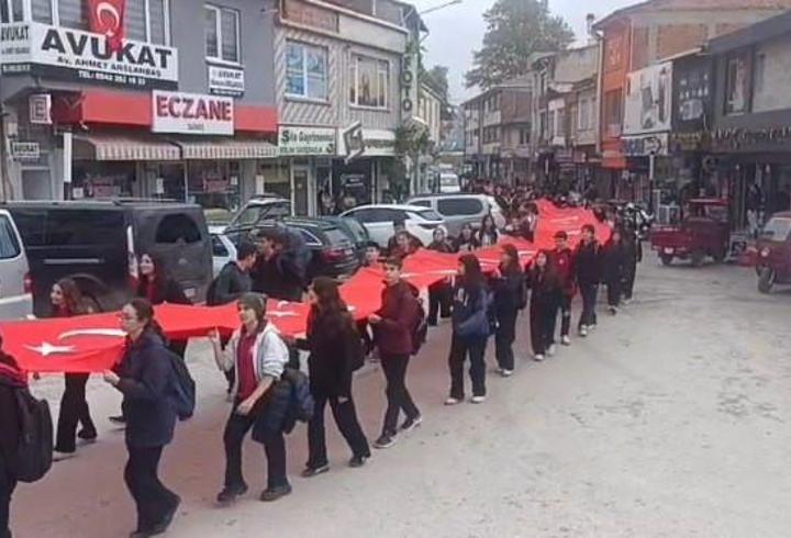 Çorum’da 103 metrelik bayrakla ‘Cumhuriyet Yürüyüşü’ düzenlendi