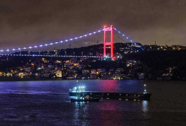 İstanbul Boğazı'nda gemi trafiği geçici olarak askıya alındı