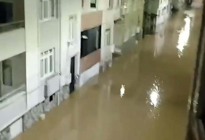 Çanakkale Biga’da sağanak; cadde ve sokaklar göle döndü