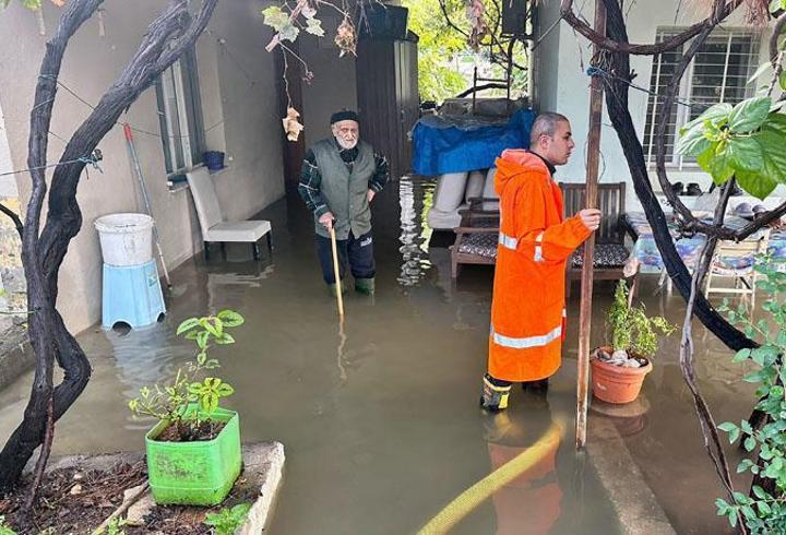 Mersin'i sağanak vurdu; Yollar göle döndü