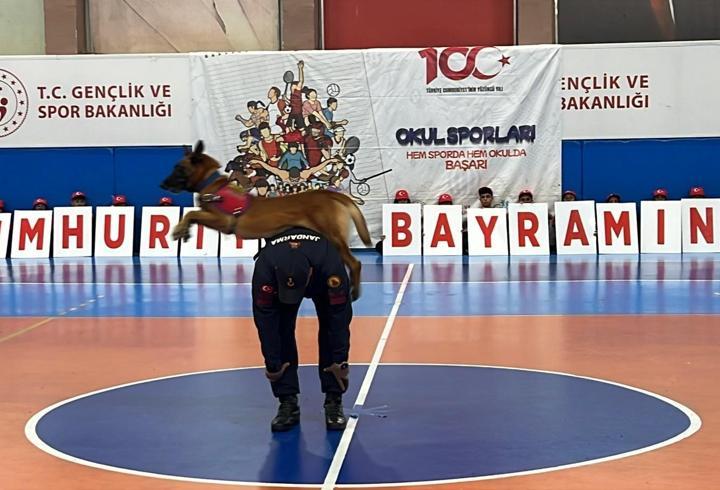 Jandarma köpeği 'Nefes'in gösterisi ilgiyle izlendi