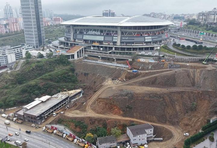 Kağıthane'de selde kayan toprak kaldırılıyor