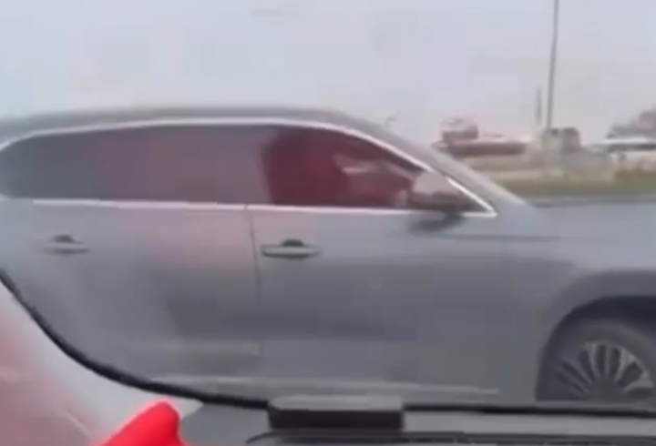 Başakşehir’de trafikte tartışan 2 sürücü kamerada