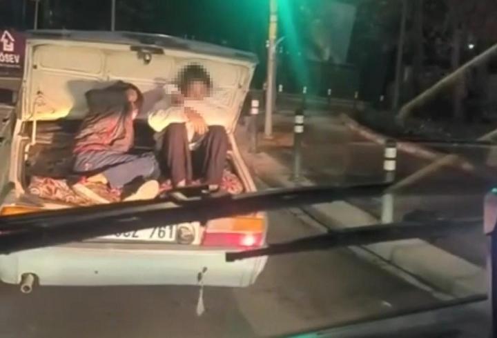 Küçükçekmece’de 2 çocuğun otomobilin bagajındaki tehlikeli yolculuğu kamerada