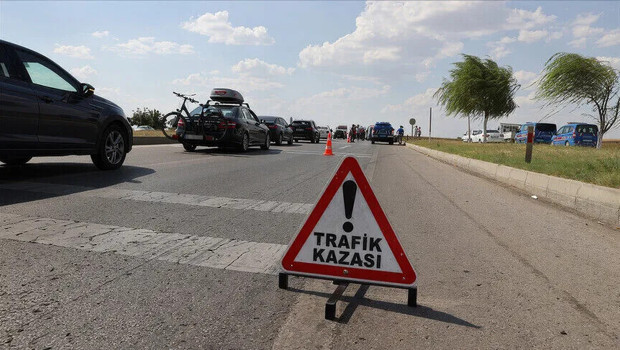 Yolcu minibüsü ile kamyonun çarpıştı: 1 ölü, 23 yaralı