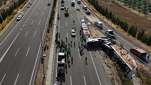 Manisa'daki otobüs kazasından acı haber geldi: Hayatını kaybedenlerin sayısı 12'ye çıktı