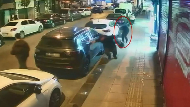 Esenler'de sokak ortasında silahlı düello: Birbirlerini vuran iki şüpheliden biri serbest