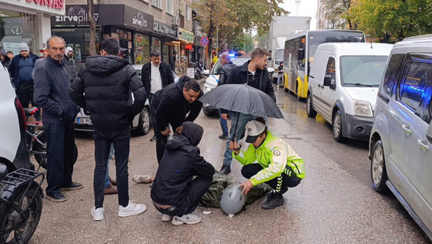 Kadın polisin insanlık dersi: Yağmurda yaralının ıslanmasına izin vermedi