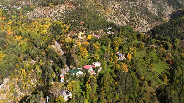 Artvin'de kayalıklar üzerine kurulu dağ köyü sonbaharda renk cümbüşüne büründü