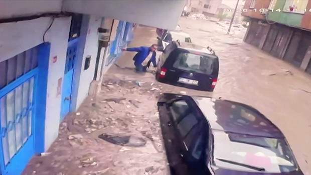 Ayazağa'daki sel felaketinde araçların üst üste bindiği anlar kamerada: Anlatılacak gibi değil