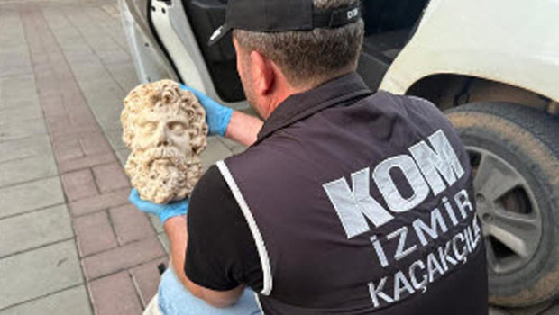 İzmir'de 2 bin yıllık Zeus heykel başı ele geçirildi! 3 şüpheli gözaltında...
