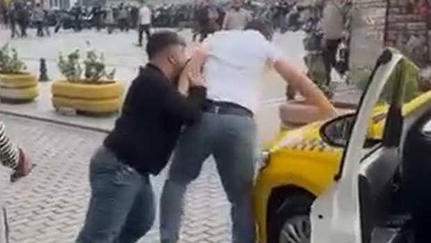 İstanbul’da taksicilerin yolcu kavgası: tekme ve yumruklar havada uçuştu