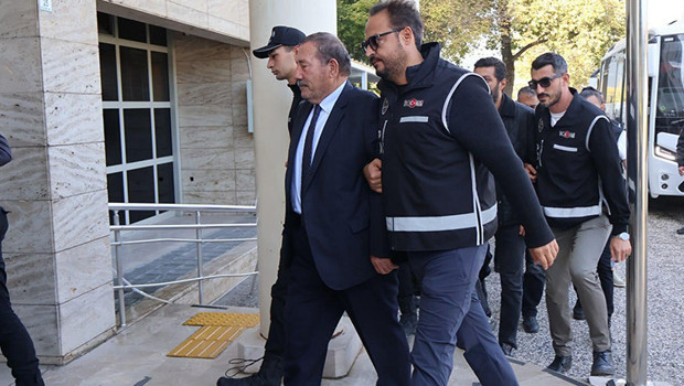 Milas Belediyesi'ne yönelik ihale operasyonunda Başkan Topuz ve oğlu dahil 20 kişi adliyede