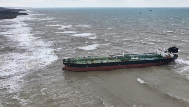 Sarıyer açıklarında karaya oturan tanker İstanbul Boğazı'ndan geçirildi