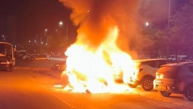 Kayseri’de kaza yapan otomobil alev aldı, park halindeki 3 araç zarar gördü: 1 yaralı
