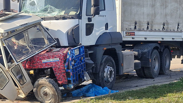 Askeri malzeme taşıyan TIR ile traktör çarpıştı: 2 ölü