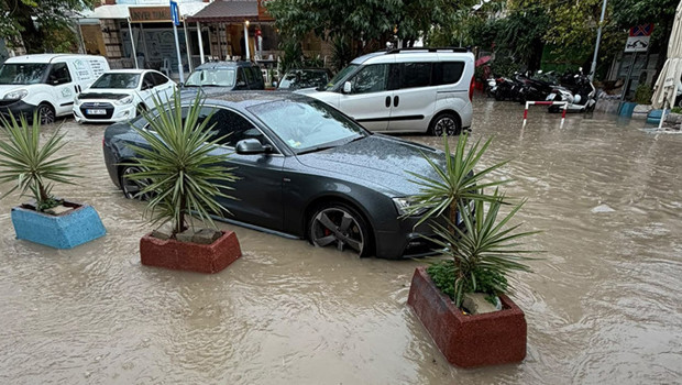 Çeşme’de şiddetli yağış