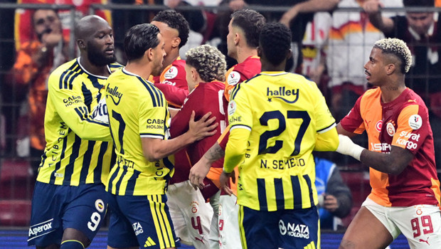 Galatasaray-Fenerbahçe derbisinin ilk dakikasında gerginlik!