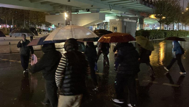 İstanbul'da beklenen yağmur başladı: Yollar göle döndü, araçlar su içinde mahsur kaldı