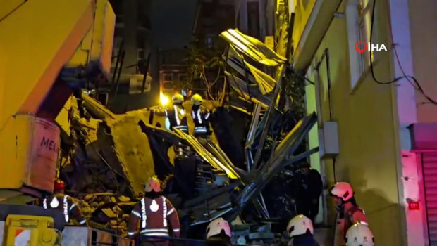 Son dakika... Beyoğlu'nda 5 katlı metruk bina çöktü