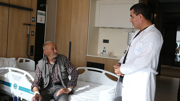5 yıldır su bile içemeyen hasta kesisiz ameliyatla et yedi… Doktorların operasyonu hayatını değiştirdi