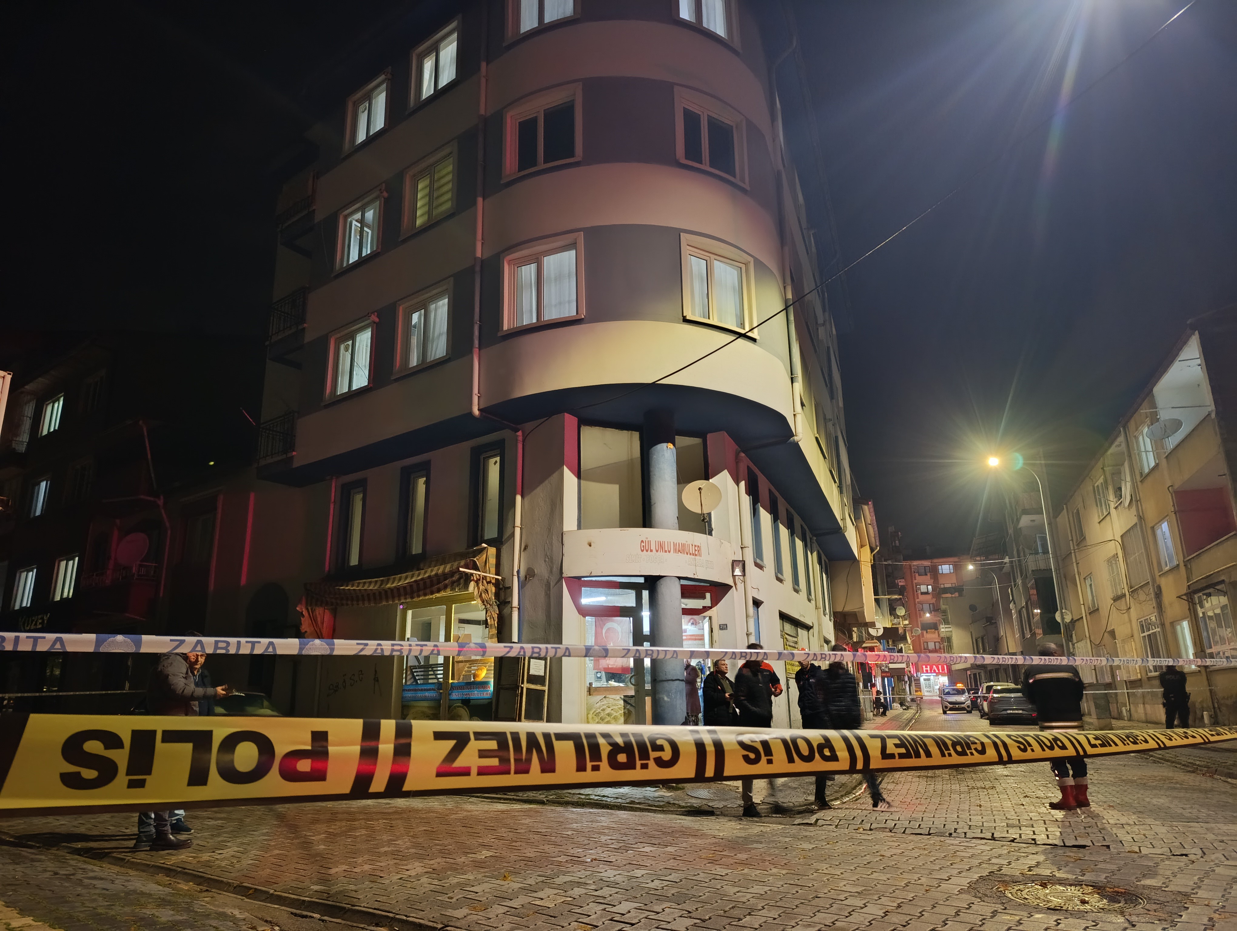 Afyonkarahisar'da 4 katlı bina boşaltıldı. Altındaki fırının duvarları çatladı