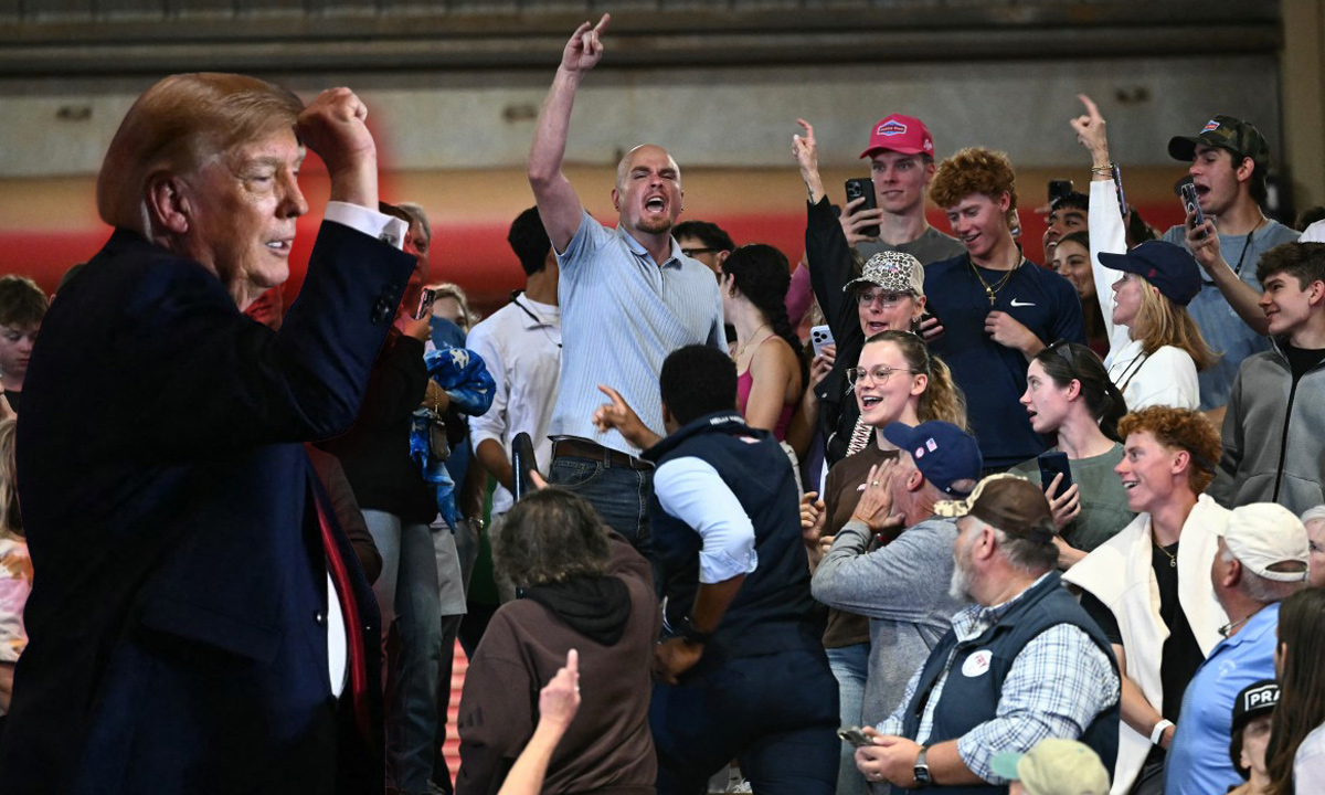Mitingde Trump'ı protesto edenler yaka paça salondan atıldı