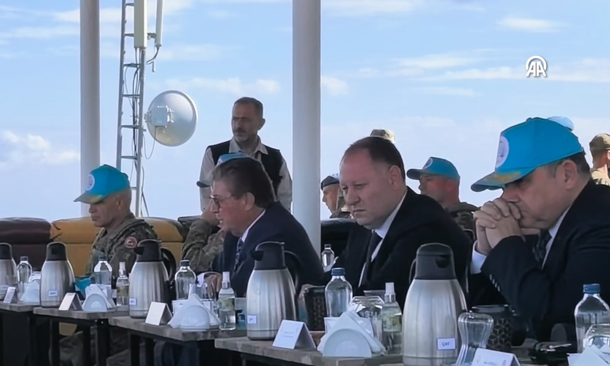 KKTC Başbakanı Üstel, tatbikatta "Bir gece ansızın gelebilirim" şarkısına eşlik etti