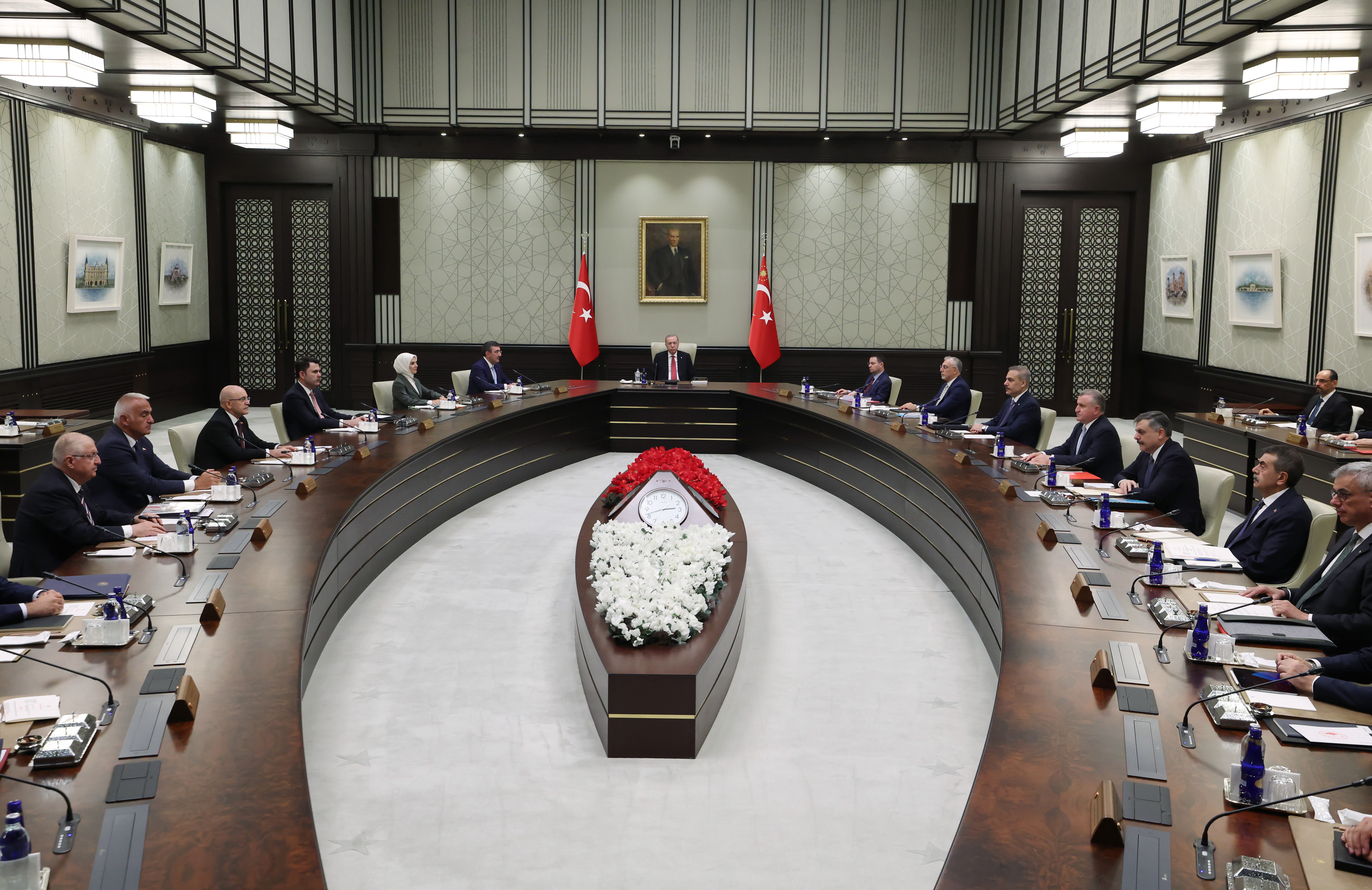 Kabine yarın toplanıyor. Ana gündem fon soruşturması