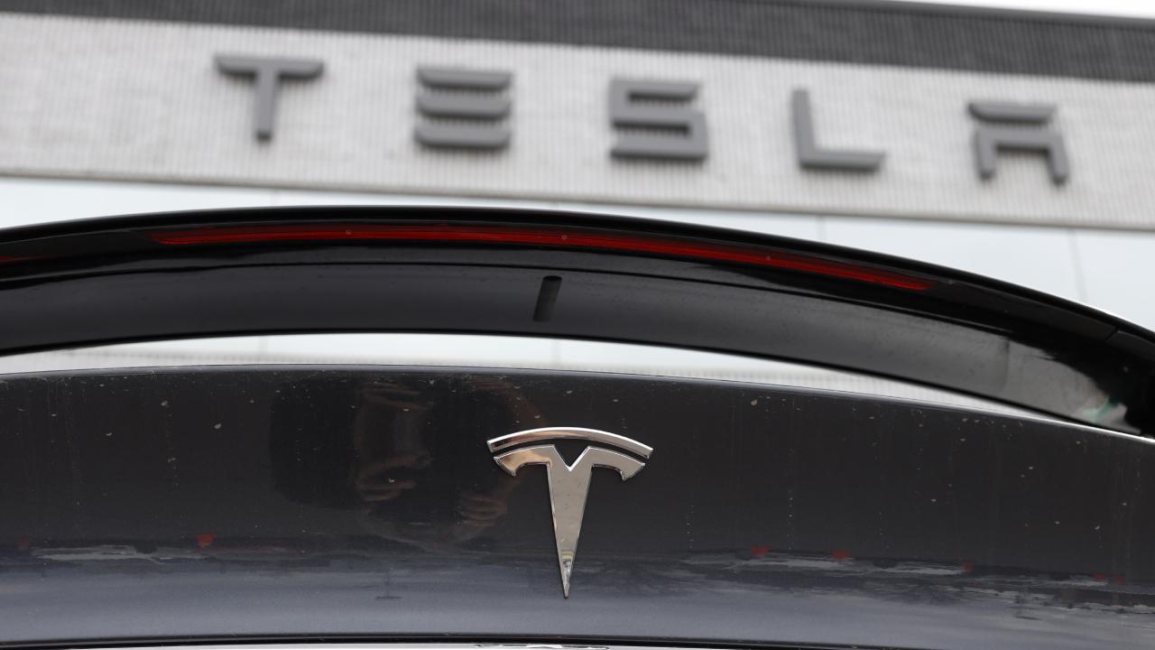 Tesla, uçan otomobil olduğunu iddia ettiği aracını tanıttı