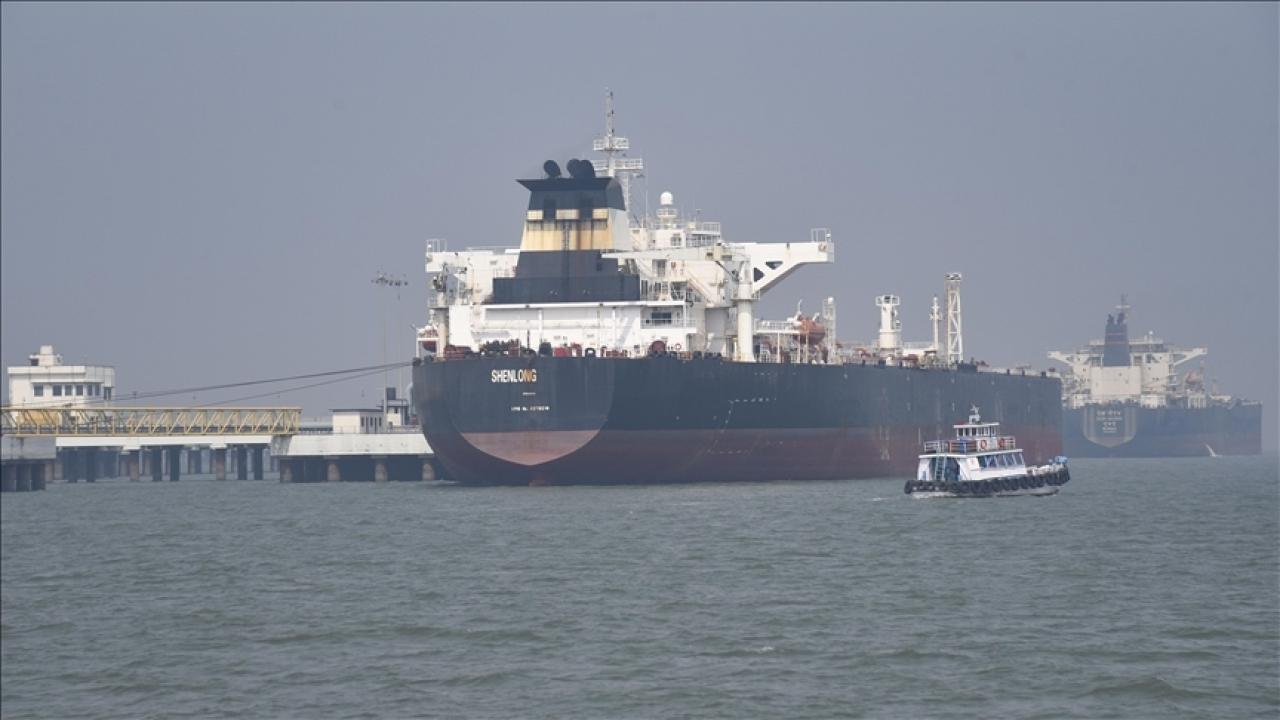İran Devrim Muhafızları Ordusu: Hürmüz Boğazında bir süper tanker daha mayına çarptı