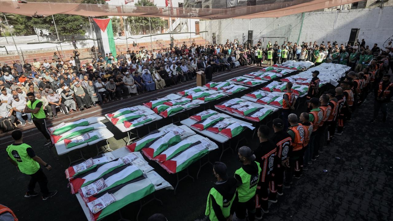 Gazze'de yaklaşık 3 yıl sonra enkazdan çıkarılan 75 Filistinlinin naaşı toprağa verildi