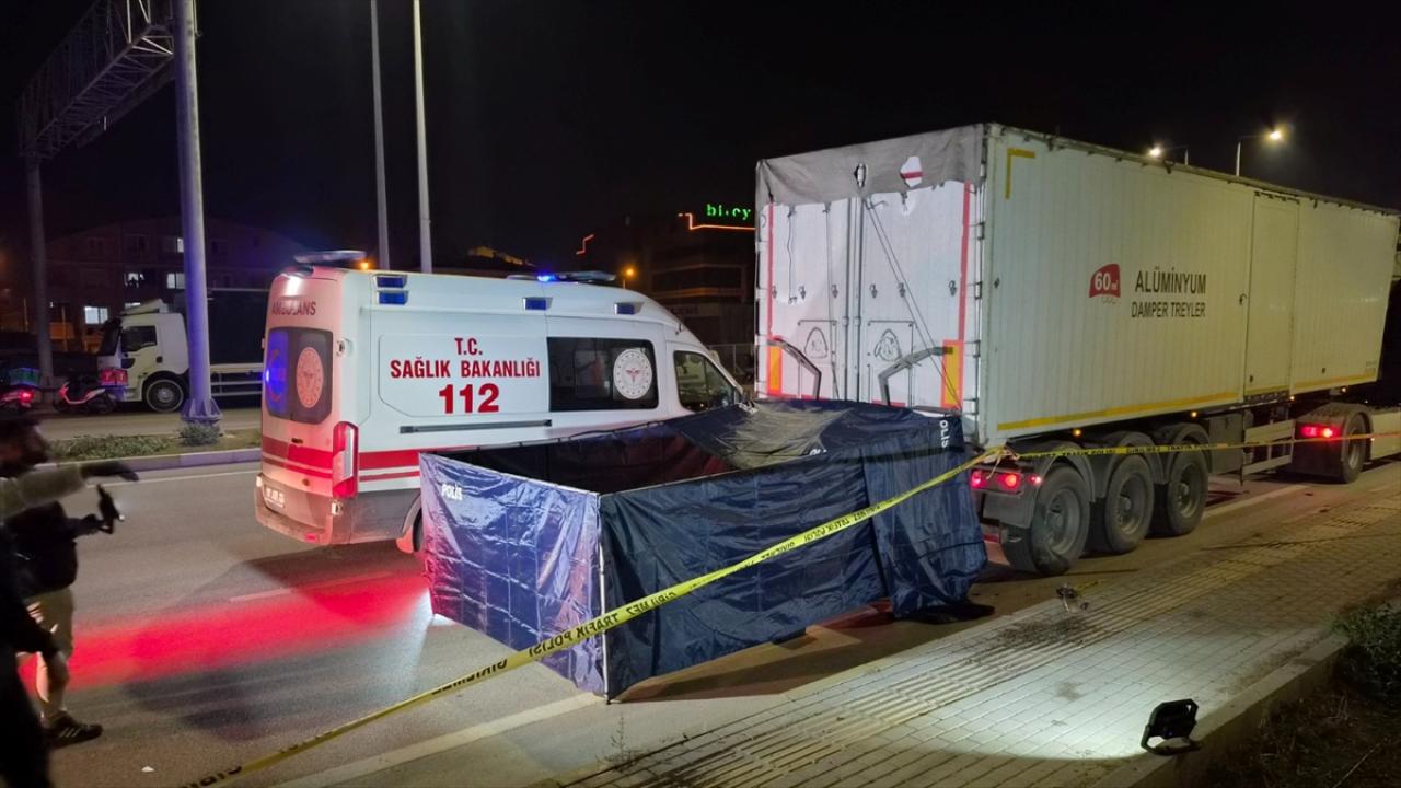 Balıkesir'de tıra çarpan motosiklet sürücüsü hayatını kaybetti