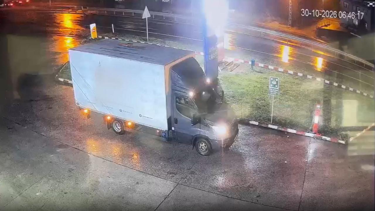 Zonguldak'ta el freni çekilmeyen kamyonet devrildi: O anlar kamerada